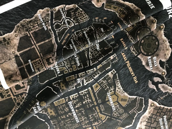 Doskvol, mapa na tkaninie, druk oficjalnej mapy do polskiej edycji  gry RPG Ostrza w Mroku.